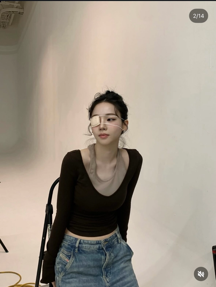 LINY LIBERTY 레이어드 브이넥 슬림 롱 티셔츠 카리나 착용 M사이즈 이미지