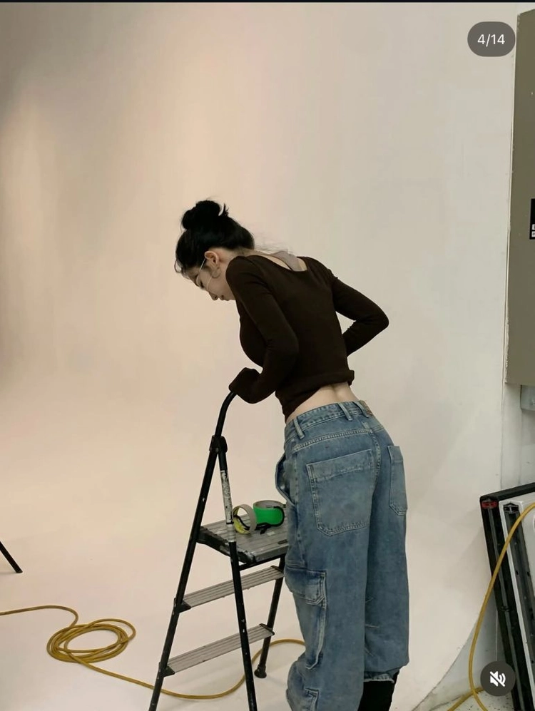 LINY LIBERTY 레이어드 브이넥 슬림 롱 티셔츠 카리나 착용 M사이즈 이미지