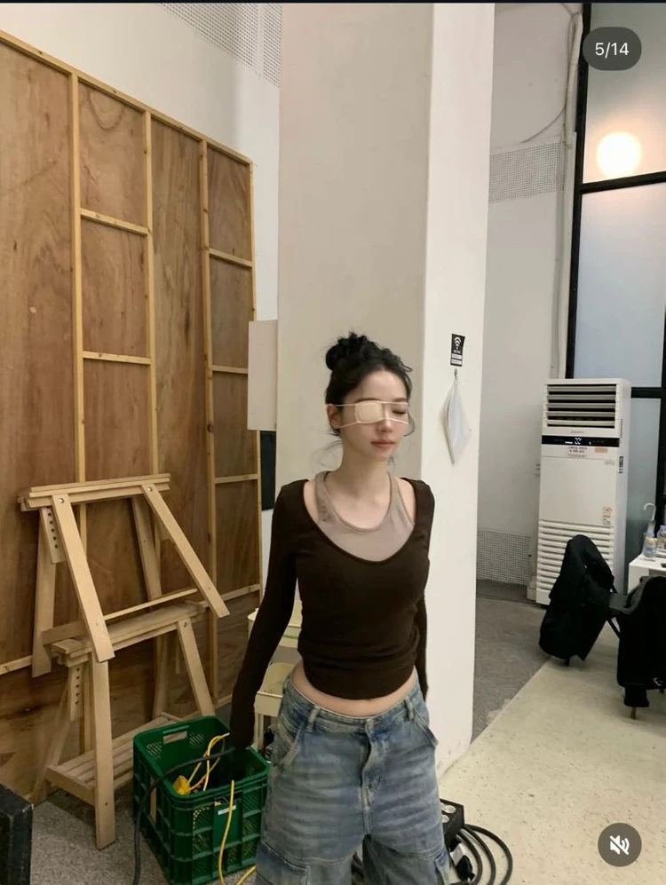 LINY LIBERTY 레이어드 브이넥 슬림 롱 티셔츠 카리나 착용 M사이즈 이미지