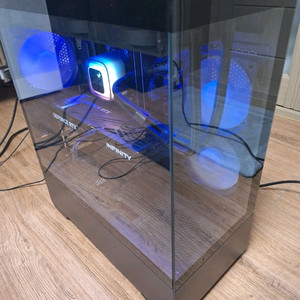 게이밍 PC 컴퓨터 본체 RTX 5070 Ryzen 7 9800X3D 배그 오버워치 로아 게임용 데스크탑 이미지