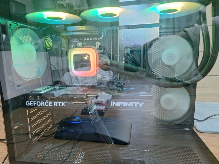 게이밍 PC 컴퓨터 본체 RTX 5070 Ryzen 7 9800X3D 배그 오버워치 로아 게임용 데스크탑 이미지