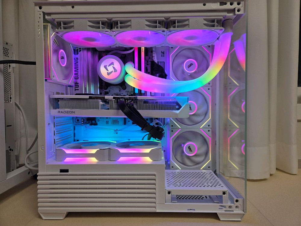 9800x3d, b850m wifi7, rx 9070xt 화이트 본체 이미지