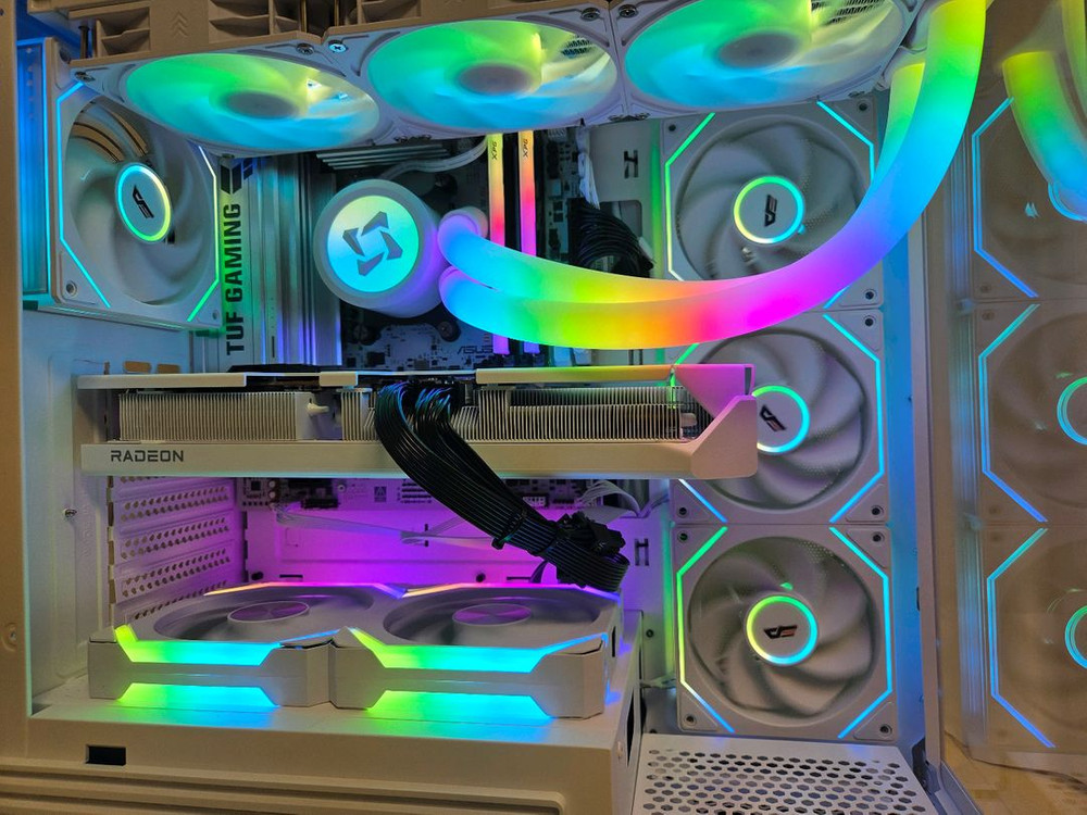 9800x3d, b850m wifi7, rx 9070xt 화이트 본체 이미지