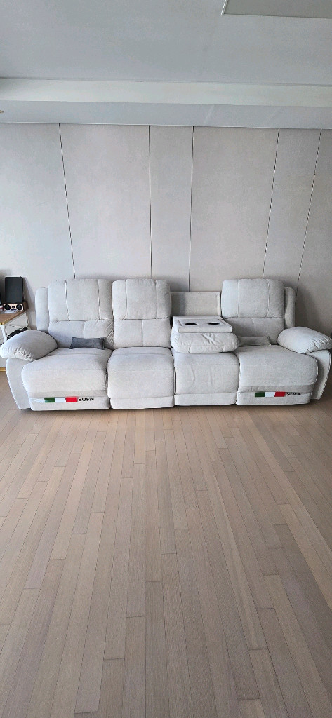 4인용 리클라이너 소파 이미지