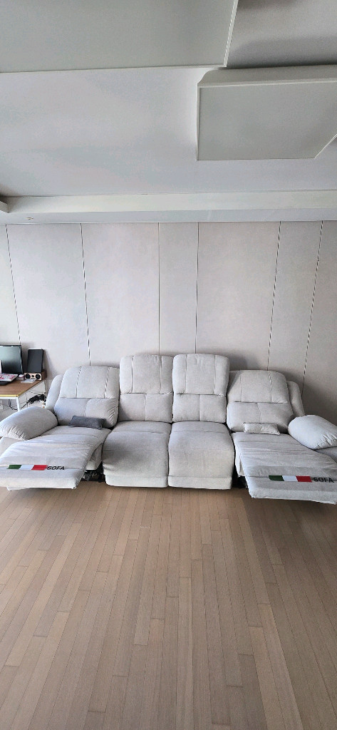 4인용 리클라이너 소파 이미지