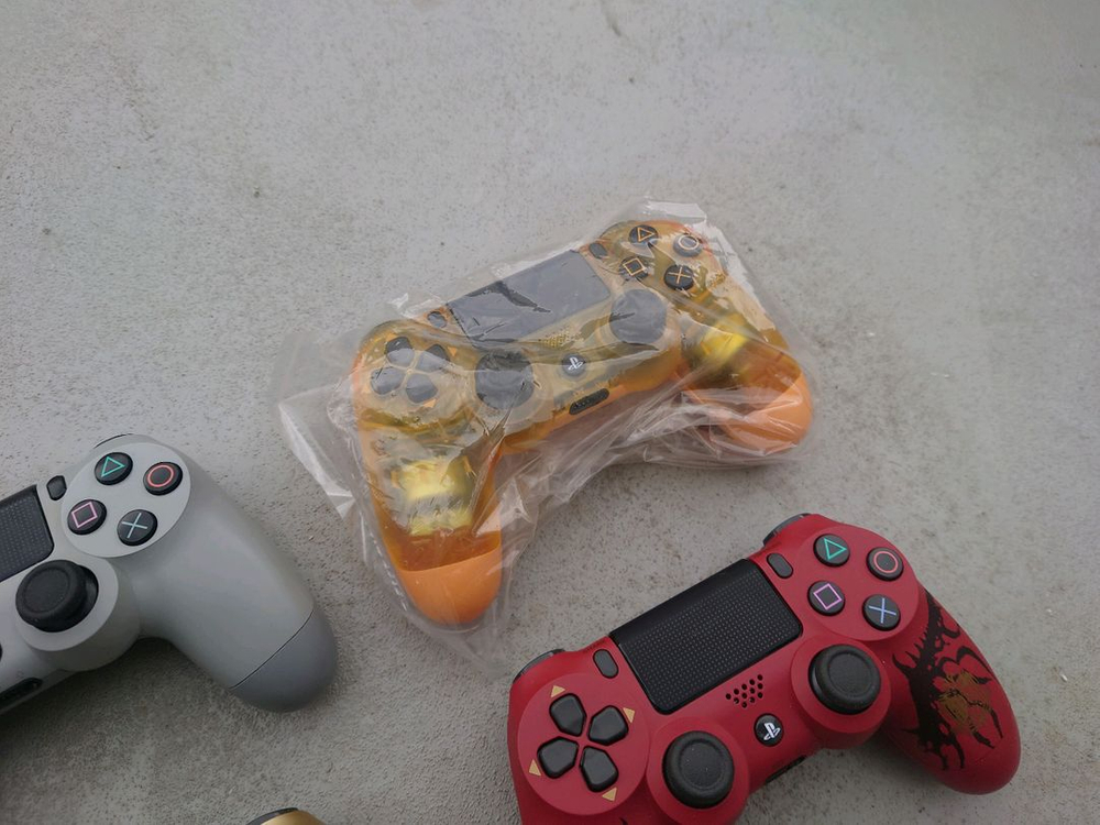 ps4 듀얼쇼크4 소니 정품 한정판 패드 판매합니다. 이미지