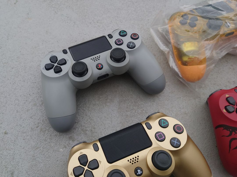 ps4 듀얼쇼크4 소니 정품 한정판 패드 판매합니다. 이미지