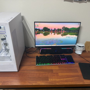 고성능 게이밍 PC 반본체 이미지