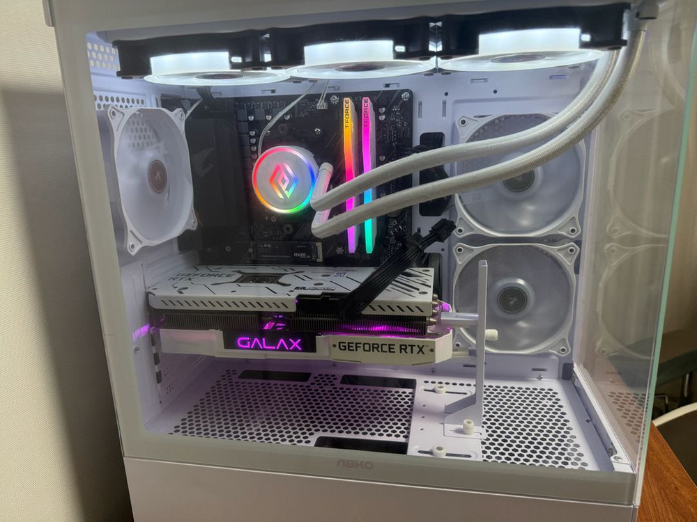 고성능 게이밍 PC 반본체 이미지