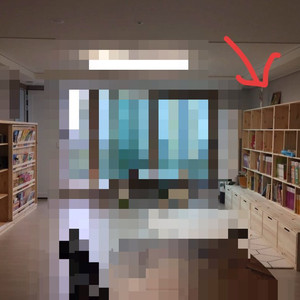 거실 원목 책장 이미지