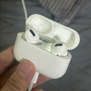 왼쪽 이어팁없는 에어팟 프로 이미지