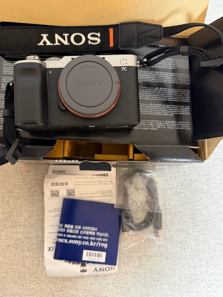 소니카메라 풀프레임 미러리스 A7C 바디 판매합니다. 이미지