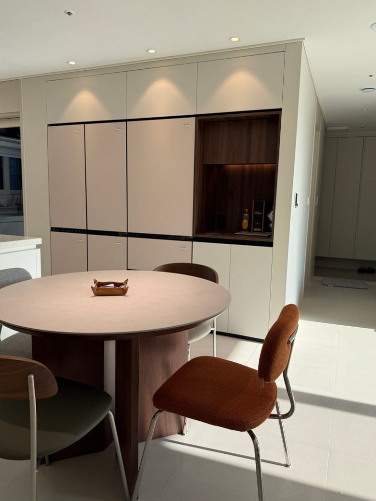 바이리네 노브 원형 세라믹 식탁 + 의자 4개 이미지