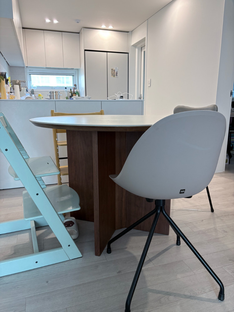 바이리네 노브 원형 세라믹 식탁 + 의자 4개 이미지