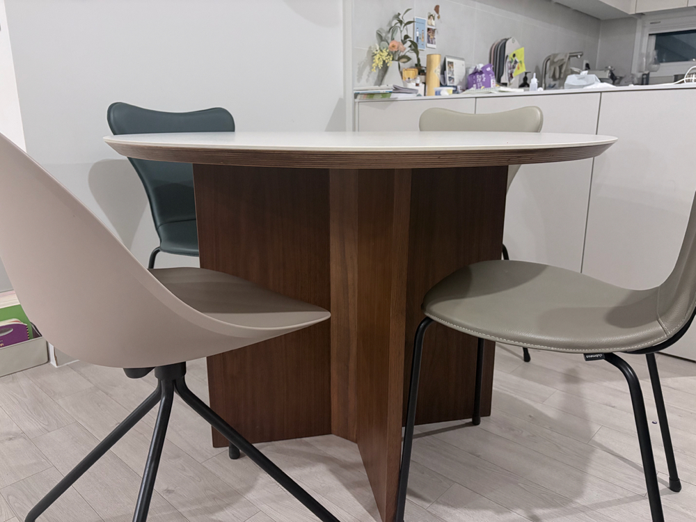 바이리네 노브 원형 세라믹 식탁 + 의자 4개 이미지