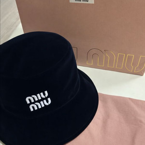 미우미우 벨벳버킷햇 M 정품 거의새제품 이미지