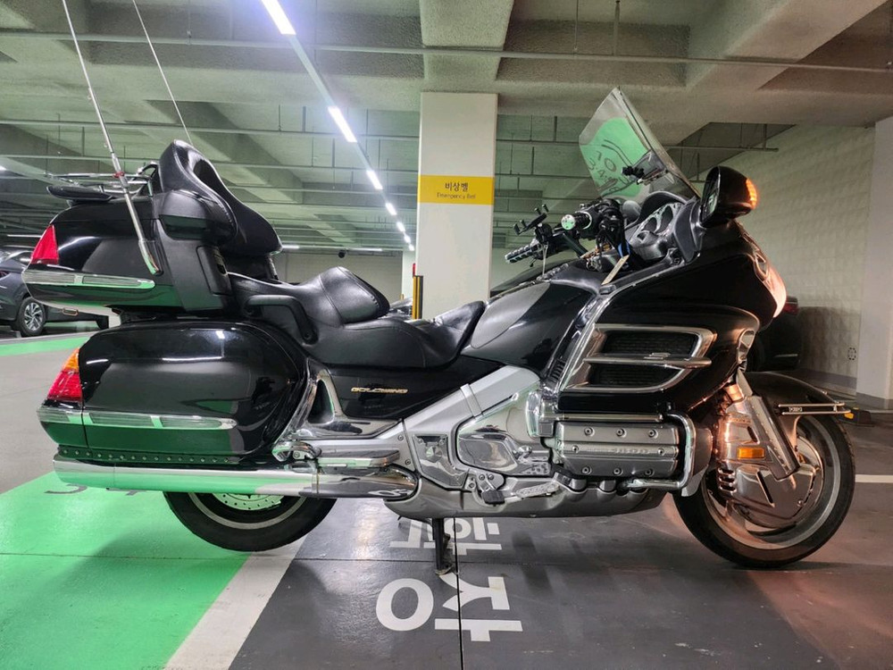 골드윙 오토바이 이미지