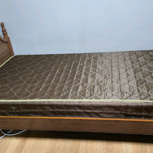 원목 침대프레임 매트리스 세트 이미지