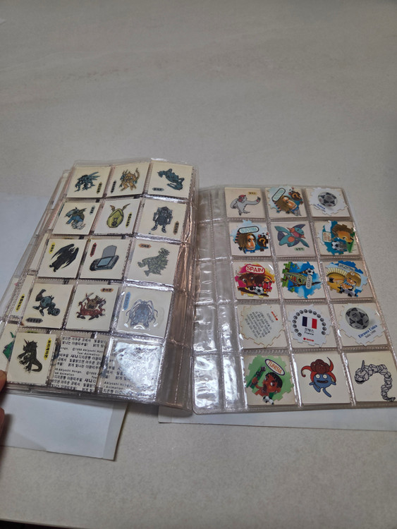 99년대 각종 띠부씰 (디지몬,포켓몬,탑블레이드?) 이미지