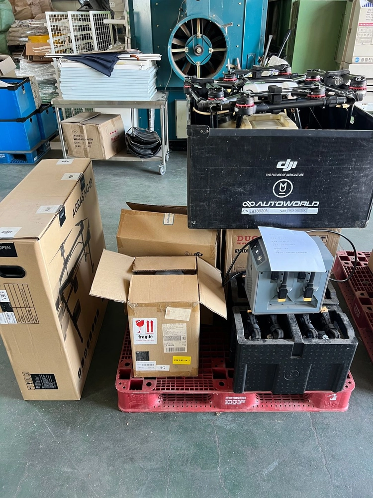 DJI MG-1P 세트 4구 충전기, 액제통 새것1개, 듀카발전기 1개, 기타부품, 저전압 베터리 8개 통으로 판 이미지