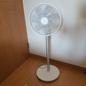 샤오미 깔끔한 디자인의 스마트미 스탠드 선풍기 2S 써큘 토네이도 서큘 써큘레이 화이트 색상 높이 조절도 가능해요구 이미지