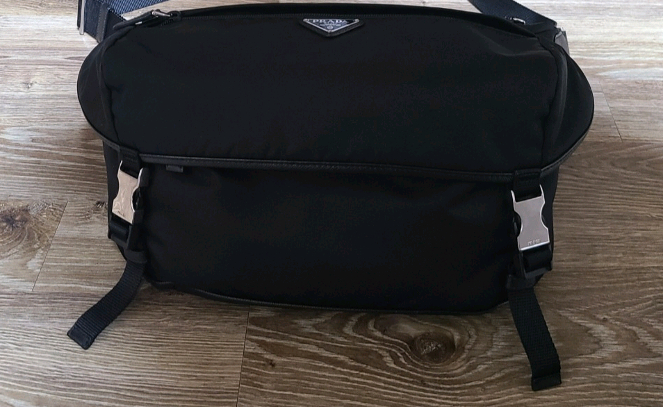 마지막가격) 프라다 바이커백 라지 크로스백메신저백숄더백명품가방힙색벨트백팩 구찌루이비통발렌시아가보테가디올셀린느에르메스 이미지