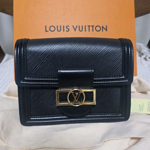 루이비통 미니도핀 에피 블랙 미사용입니다. 이미지