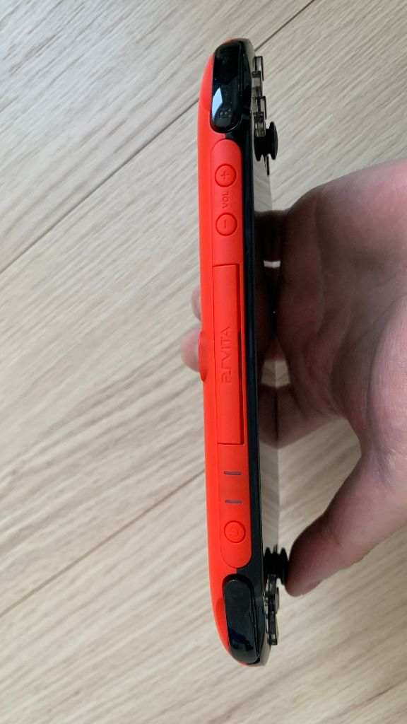 소니 PS비타 PS Vita 2세대 256GB 블랙/레드 컬러 팝니다. 이미지