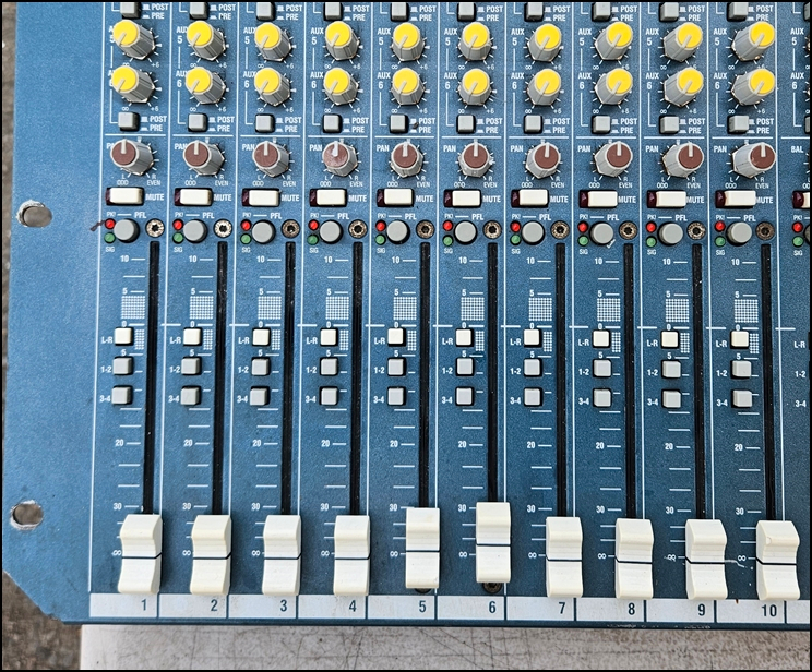 알렌헤스 (Allen & Heath) MixWizard WZ3 14:4:2 중고 아날로그 믹서 이미지