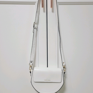 바나바나 화이트 크로스백 이미지