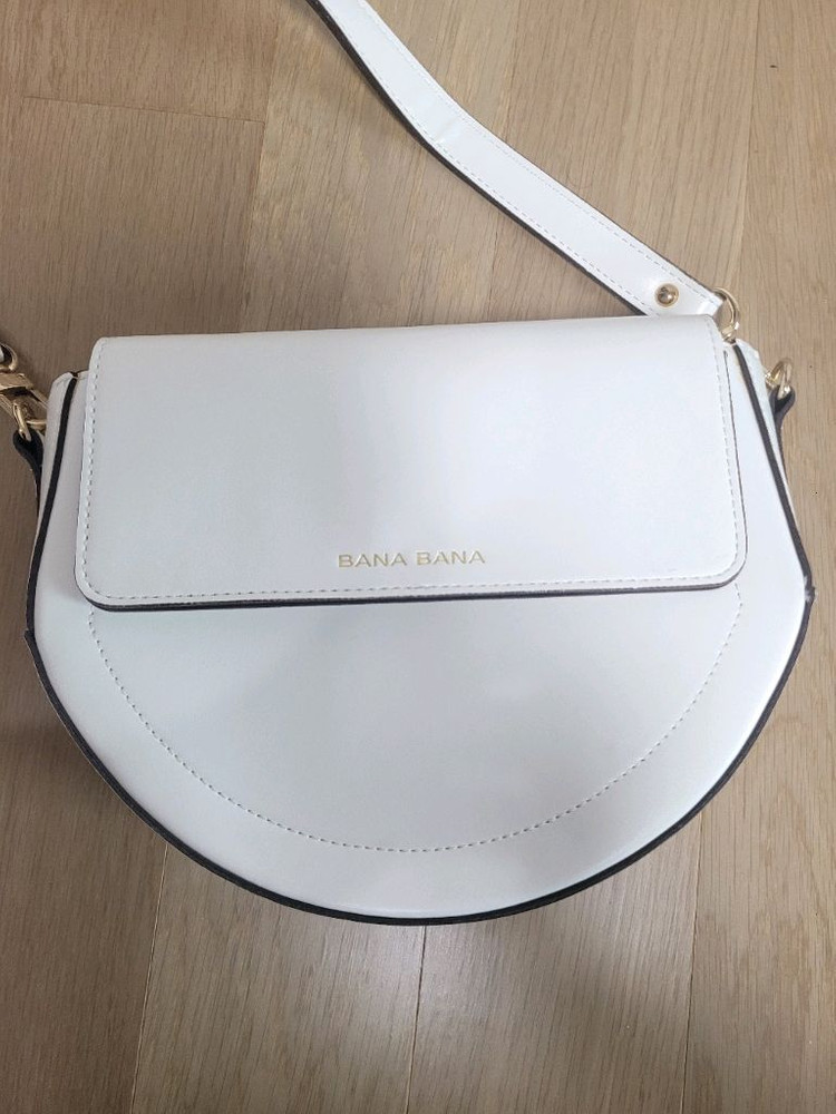 바나바나 화이트 크로스백 이미지