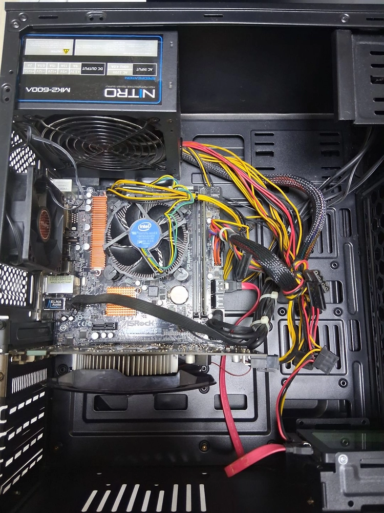 i3 8100미들케이스 본체와 23인치 엘지모니터 일괄판매 15만원입니다 이미지