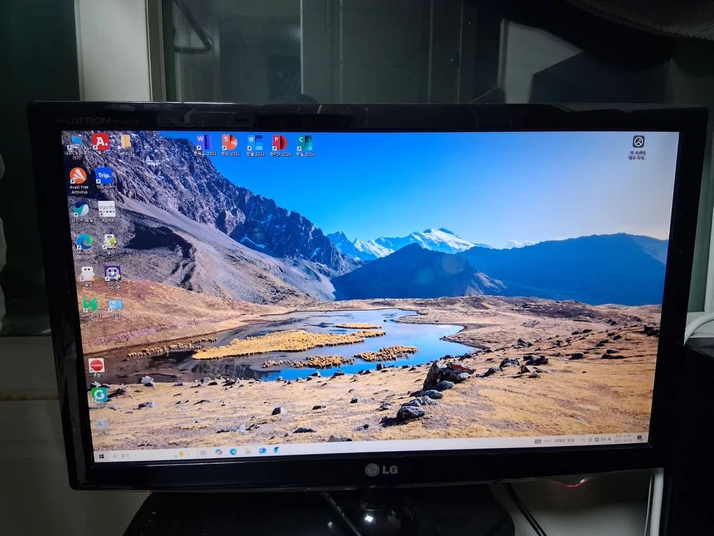 i3 8100미들케이스 본체와 23인치 엘지모니터 일괄판매 15만원입니다 이미지