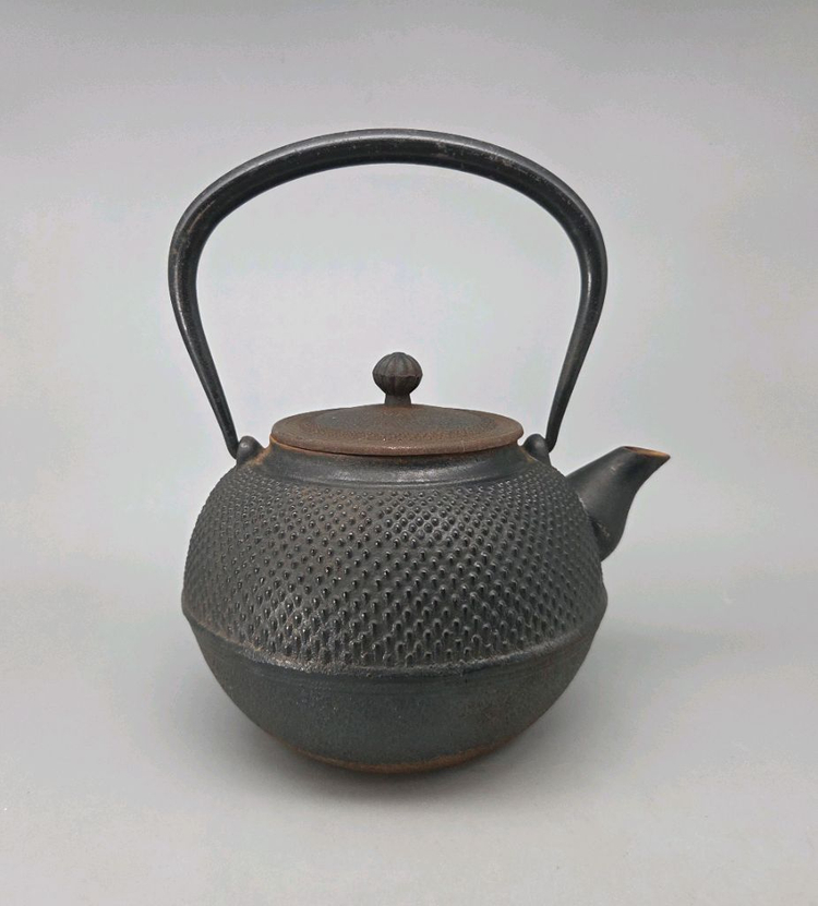 민속품 100년 전후 무쇠 원형 돌기문 철병 주전자 이미지