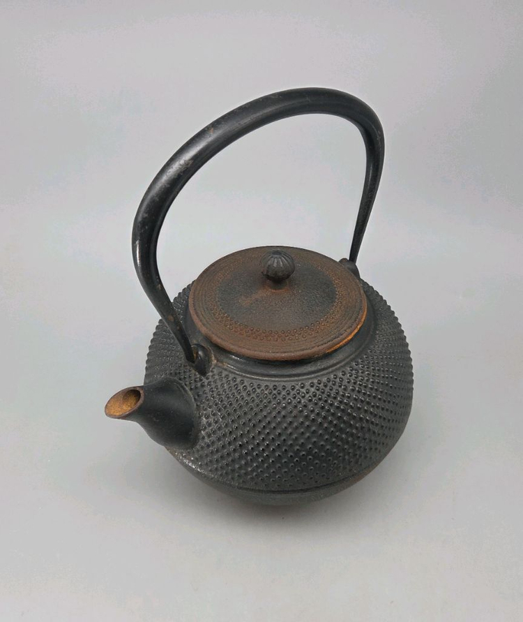 민속품 100년 전후 무쇠 원형 돌기문 철병 주전자 이미지