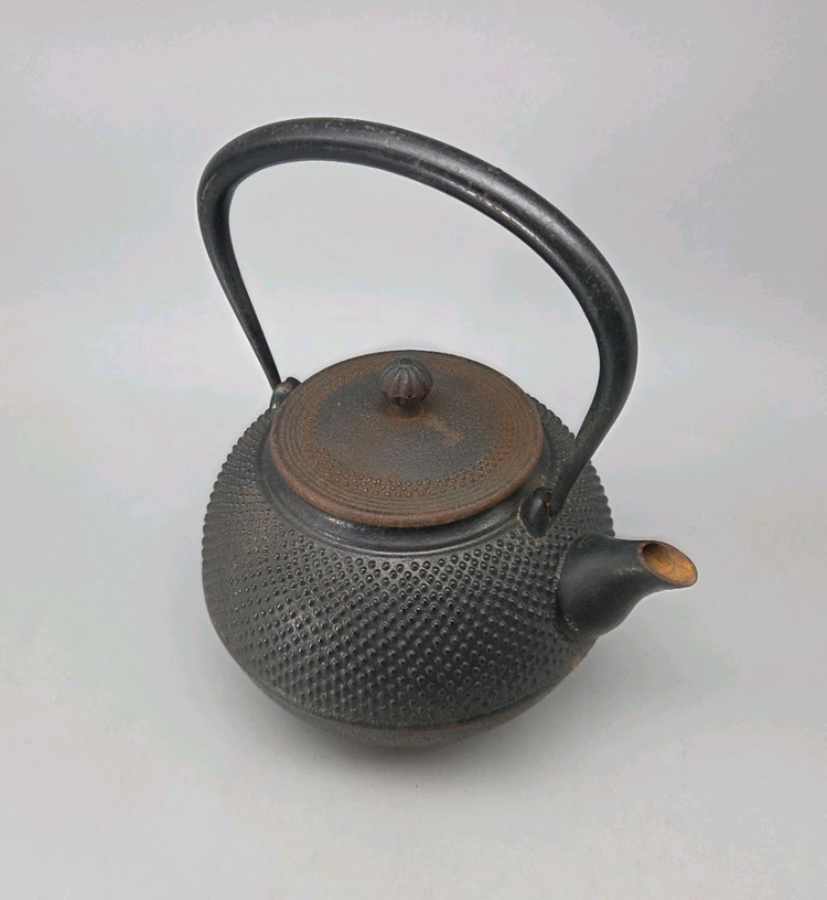 민속품 100년 전후 무쇠 원형 돌기문 철병 주전자 이미지