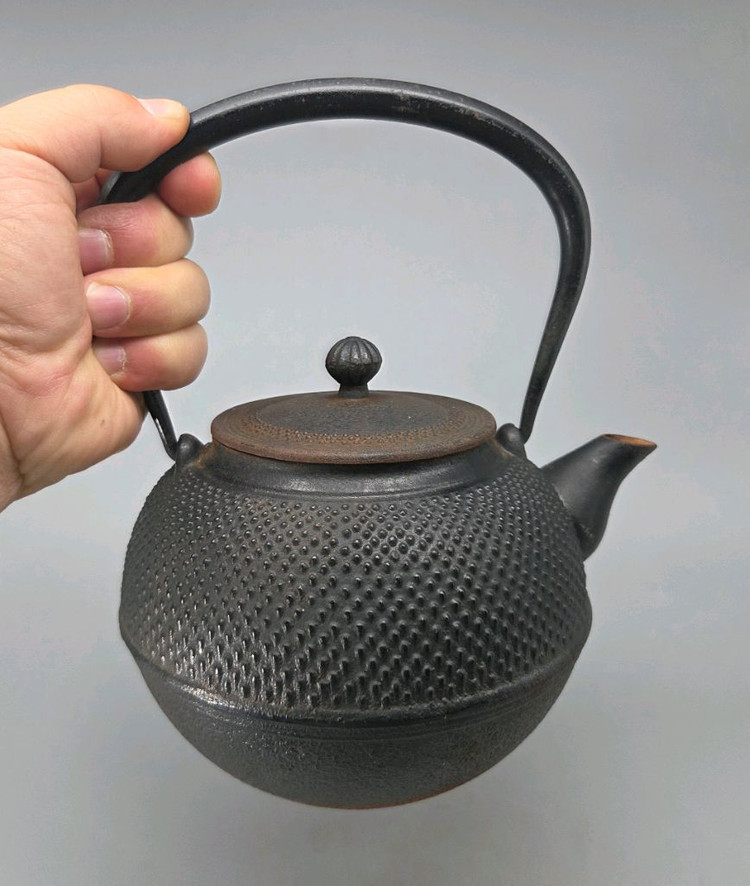 민속품 100년 전후 무쇠 원형 돌기문 철병 주전자 이미지