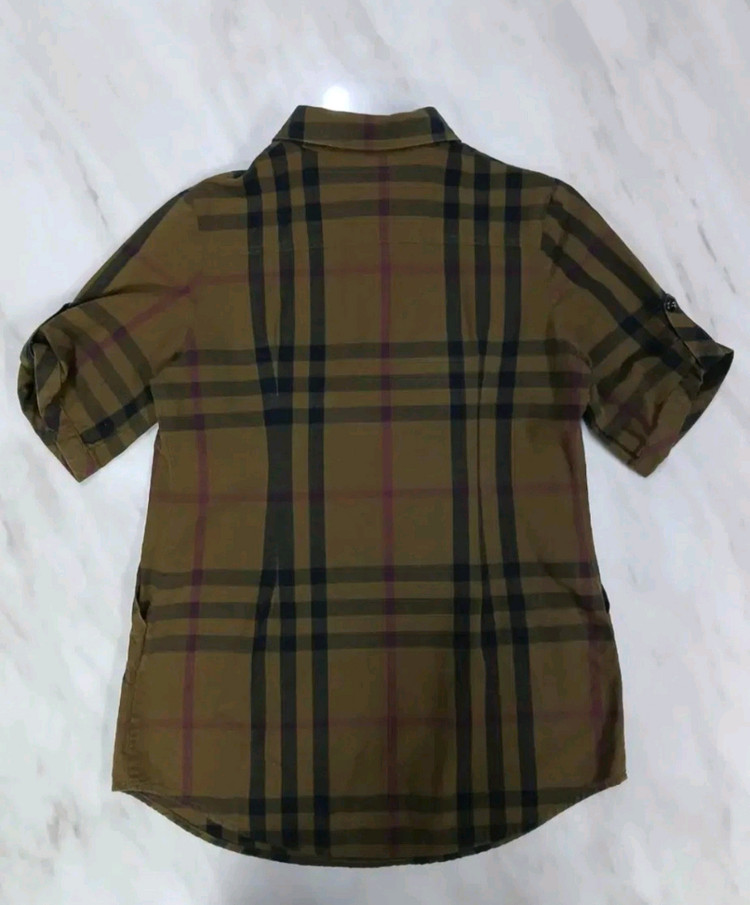 [여성용] 버버리 브릿 반팔 반집업 셔츠 L 사이즈 에피그램 코오롱스포츠 k2 아미 꼼데가르송 사이즈 가니 이미지