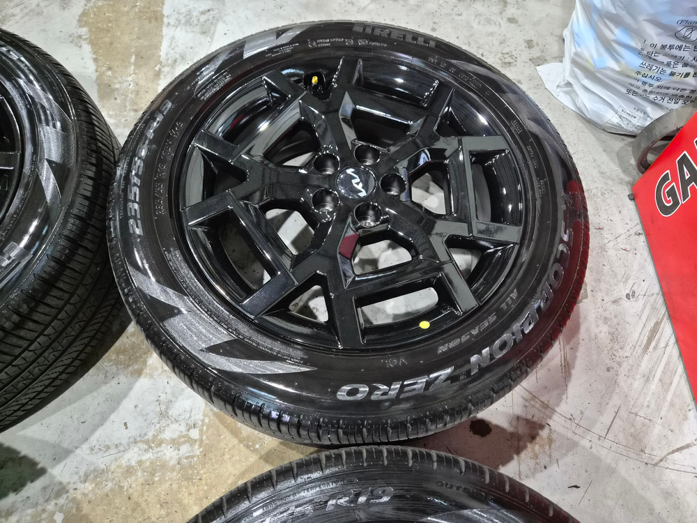 카니발ka4 그래비티 19인치 순정 휠타이어 판매합니다 이미지