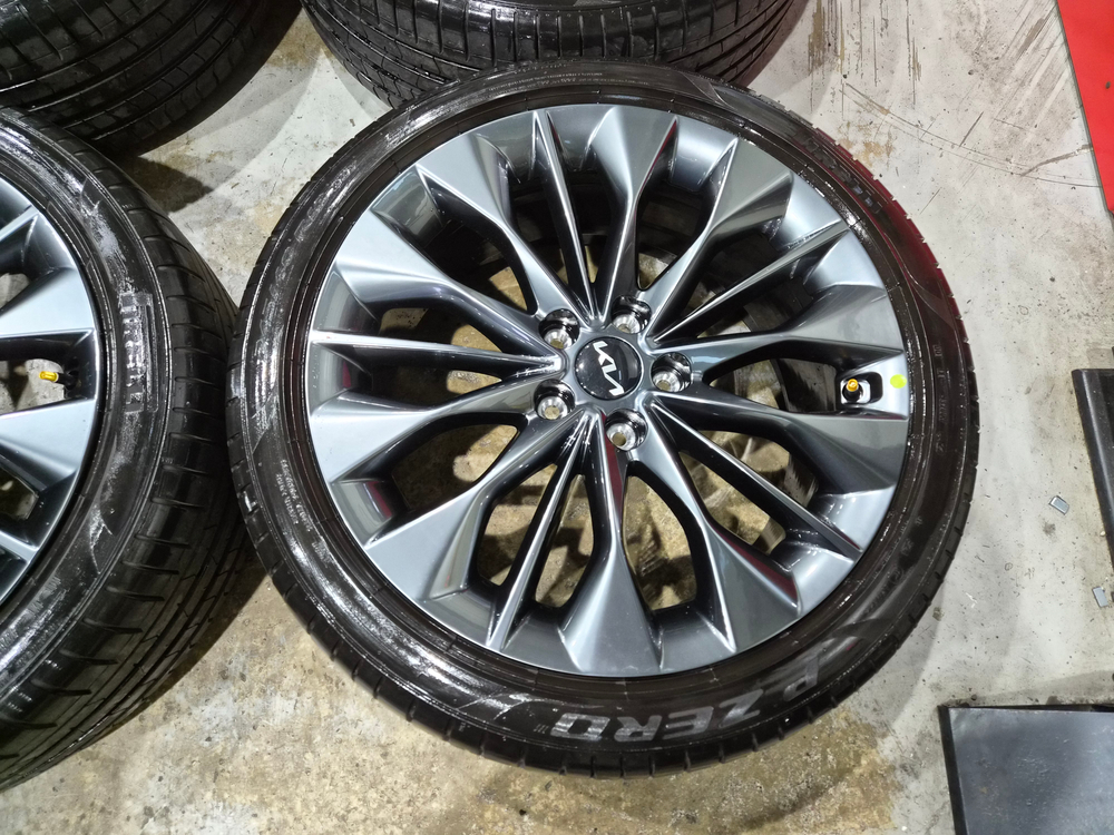 k8 다크스퍼터링 19인치 순정 휠타이어 판매합니다 이미지