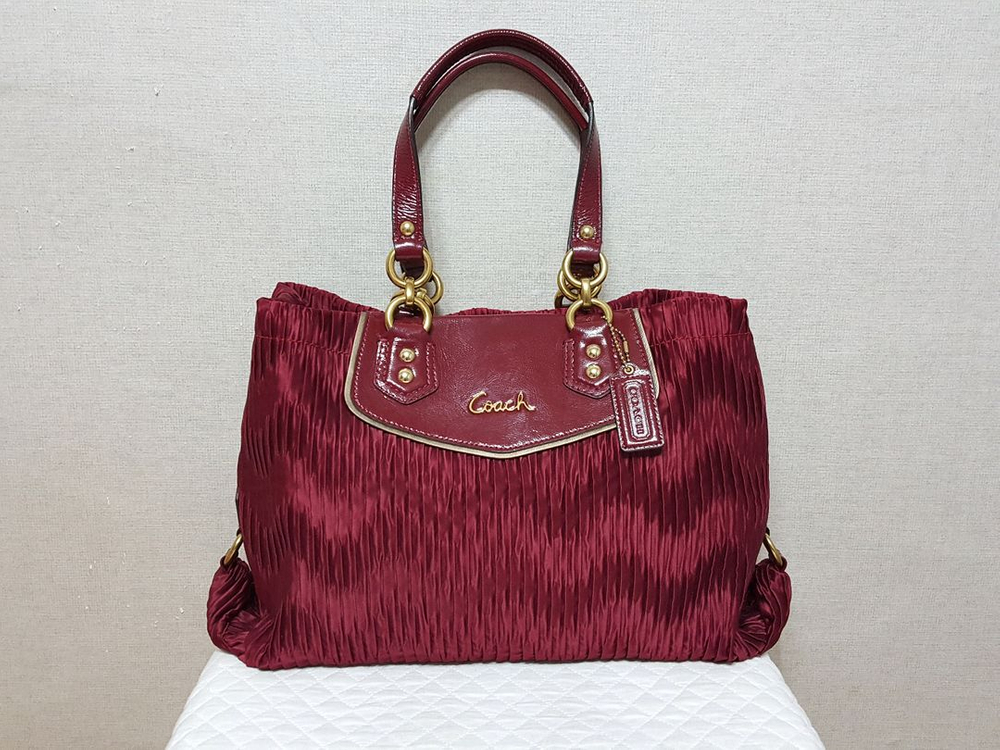 1착)코치 20050 애슐리 개더 새틴 캐리올 토트 숄더백 이미지