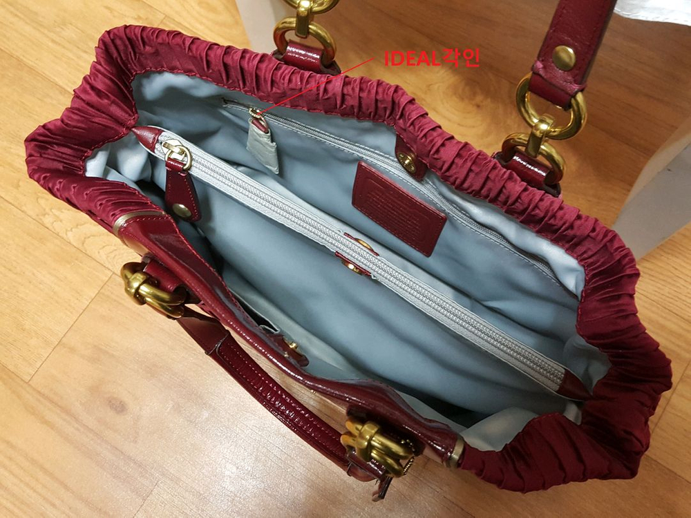 1착)코치 20050 애슐리 개더 새틴 캐리올 토트 숄더백 이미지