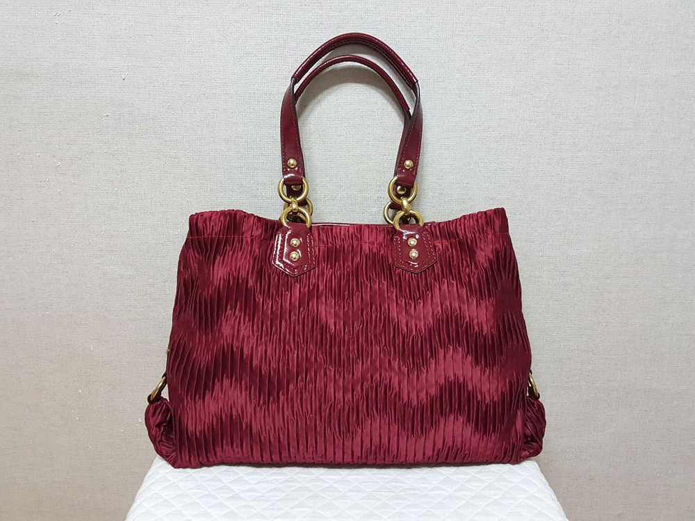 1착)코치 20050 애슐리 개더 새틴 캐리올 토트 숄더백 이미지