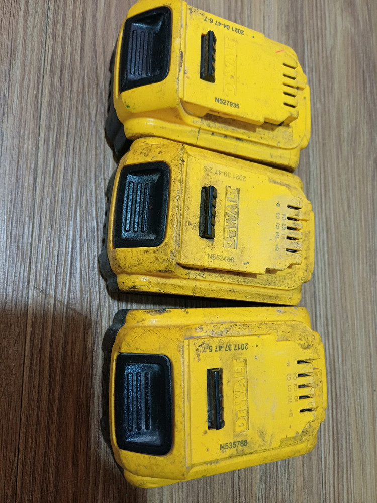 디월트 배터리 방전,고장 3개 일괄 판매해요 이미지