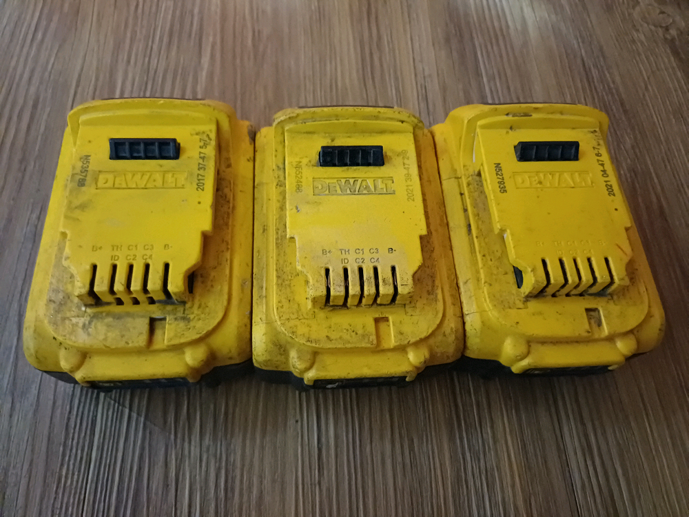 디월트 배터리 방전,고장 3개 일괄 판매해요 이미지