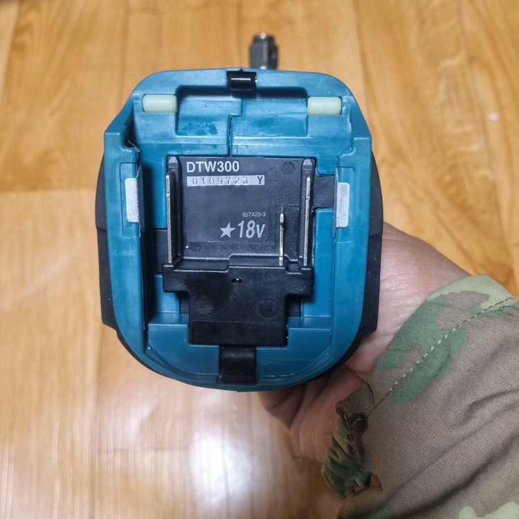 마끼다 18v 충전 미드토크렌치 DTW300 실사용은 안함 이미지