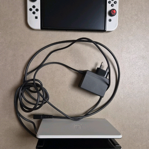 닌텐도 스위치 OLED 화이트 판매합니다. 이미지