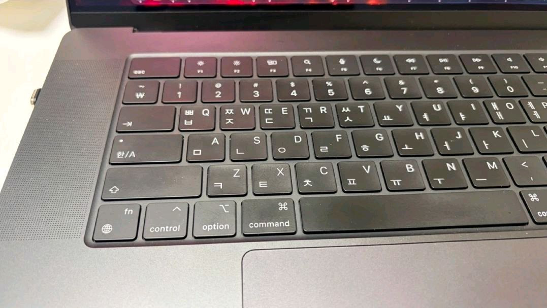 맥북 프로 16인치 m3 스페이스 그레이 이미지