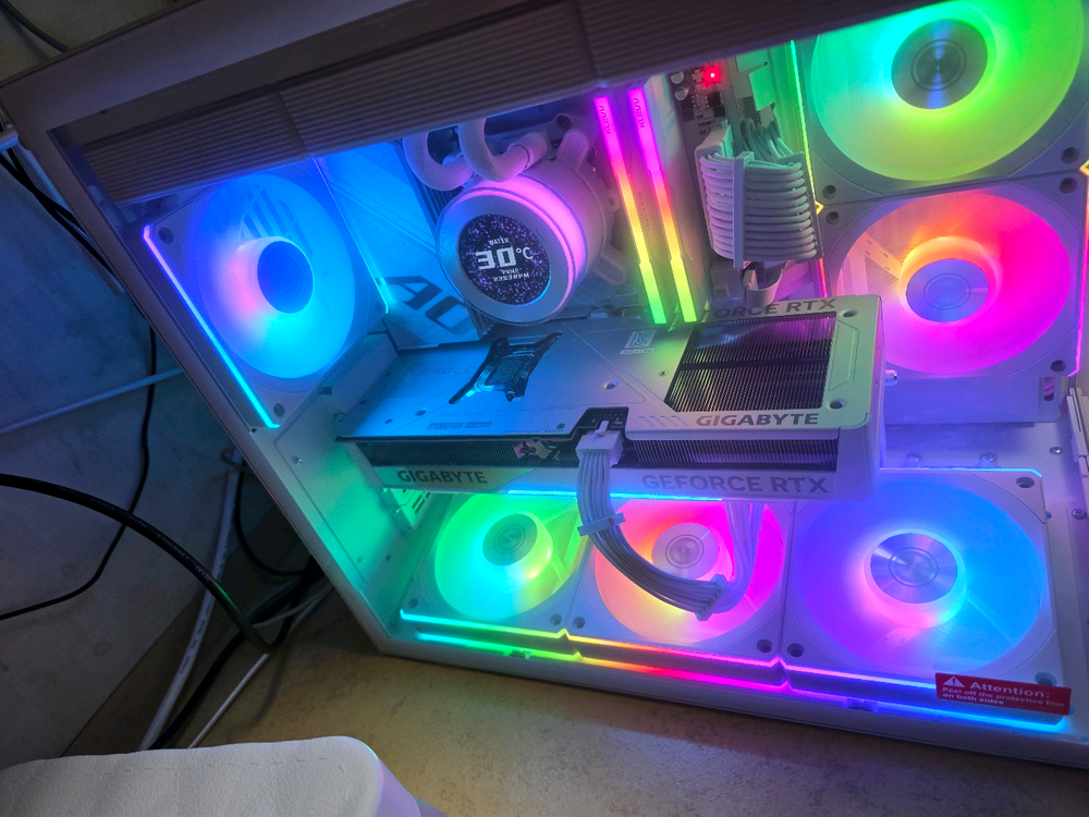 개인 리안리 9800X3D 5070ti 본체 이미지