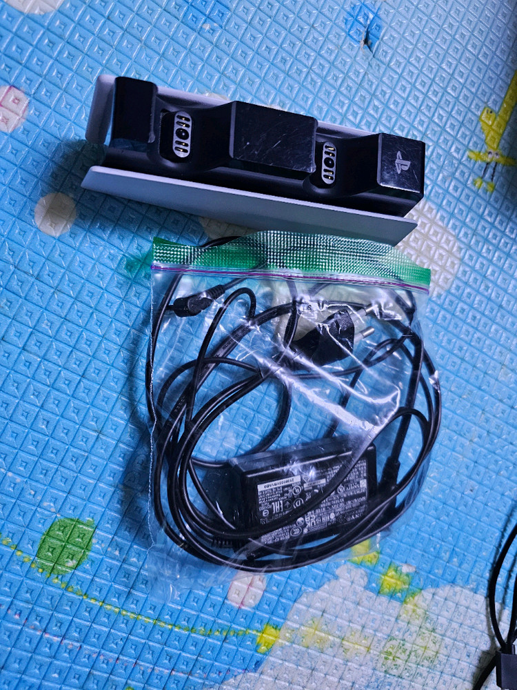 PS5 디지털 + 듀얼센스 2개 정품충전기 팝니다 이미지